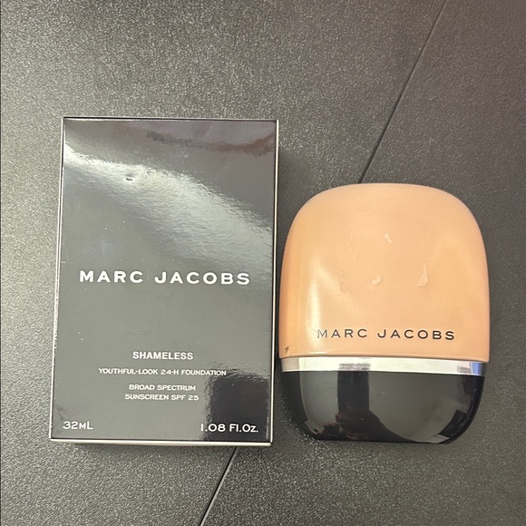 Marc Jacobs Shameless Foundation Light R230 - Picture 1 of 3